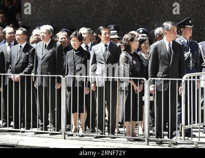 Samuel hui Chi-kit Gedenkfeier à Hong Kong (160722) -- HONG KONG, 22 juillet 2016 -- le directeur général de Hong Kong Leung Chun-ying (1e R, Front) et d'autres officiers assistent à un service funéraire officiel avec les honneurs du défunt pompier hui Chi-kit à Hong Kong, Chine méridionale, le 22 juillet 2016. Les services d'incendie de Hong Kong ont organisé vendredi les funérailles de hui Chi-kit, 37 ans, qui a été tué dans un incendie mortel dans un bâtiment industriel à East Kowloon. (wx) CHINA-HONG KONG-LATE FIRE MAN-FUNÈBRE (CN) NgxWingxKin PUBLICATIONxNOTxINxCHN Samuel hui Chi Kit Memorial à Hong Kong 160722 Hong Kong 22 2016 juillet Hong Banque D'Images