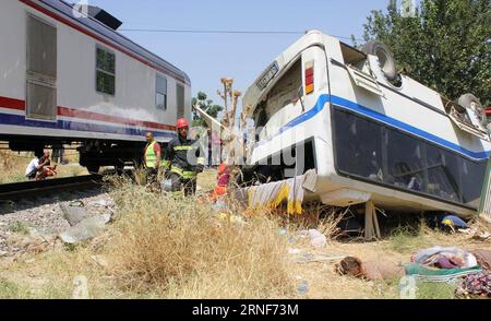 Bilder des Tages Türkei : Zug ramnt minibus (160722) -- ANKARA, le 22 juillet 2016 -- des pompiers et des travailleurs médicaux travaillent sur les lieux où un train de passagers s'est écrasé avec un minibus dans le comté d'Alasehir à Manisa, dans le sud-ouest de la Turquie, le 22 juillet 2016. Six personnes ont été tuées vendredi lorsqu'un train de passagers s'est écrasé avec un minibus transportant des travailleurs dans la province de Manisa, dans le sud-ouest de la Turquie, a rapporté l'agence de presse Dogan. )(yk) TURKEY-ANKARA-TRAIN CRASH MeritxMacit PUBLICATIONxNOTxINxCHN Images le jour Turkey train rammt minibus 160722 Ankara juillet 22 2016 les pompiers et les travailleurs médicaux travaillent AU SC Banque D'Images