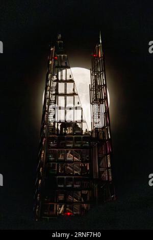 La super lune bleue se lève sur le Shard à Londres. Une lune «bleue» se réfère à la deuxième pleine lune dans un mois calendaire, qui se produit une fois tous les deux ou thr Banque D'Images