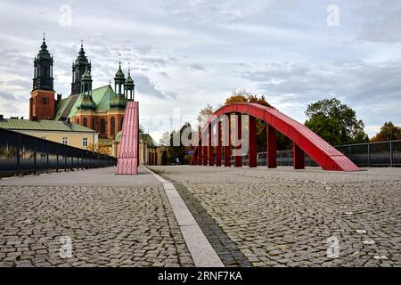 Structure en acier du pont au-dessus de la rivière Warta dans la ville de Poznan, Pologne Banque D'Images