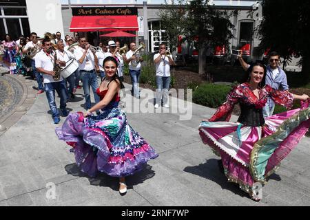 BRATISLAVA, le 23 juillet 2016 -- des artistes tziganes en costumes traditionnels se produisent dans la rue lors du 9e Festival international des Roms, à Bratislava, Slovaquie, le 23 juillet 2016. Le festival a débuté à Bratislava le jour de saturation, avec des chansons et des danses folkloriques. Gypsy Fest - World Roma Festival est organisé en Slovaquie depuis 2008. )(zcc) SLOVAQUIE-BRATISLAVA-GYPSY FEST AndrejxKlizan PUBLICATIONxNOTxINxCHN Bratislava juillet 23 2016 des artistes tziganes en costumes traditionnels se produisent DANS la rue lors du 9e Festival Gypsy CLOSE World Roma à Bratislava Slovaquie LE 23 2016 juillet, le Festival donne son coup de pied Banque D'Images