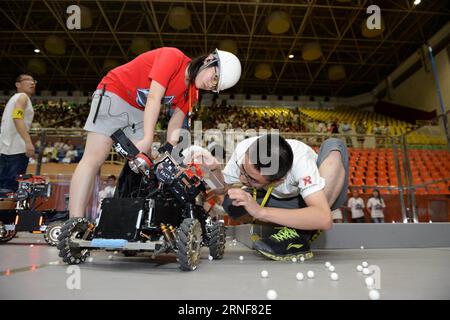 (160724) -- XI AN, 24 juillet 2016 -- les concurrents réajustent un robot lors d'une compétition organisée à l'Université Xi an Jiaotong à Xi an, province du Shaanxi au nord-ouest de la Chine, le 24 juillet 2016. Au total, 17 équipes ont participé à la finale occidentale des RoboMasters2016. Les étudiants de l'Université Xi an Jiaotong ont remporté le championnat. (wyl) CHINE-XI AN-ROBOT-COMPETITION (CN) LixYibo PUBLICATIONxNOTxINxCHN 160724 Xi à juillet 24 2016 les concurrents viennent de lire un robot lors d'une compétition Hero à Xi Jiaotong University à Xi au nord-ouest de la Chine S Shaanxi province juillet 24 2016 un total de 17 équipes ont pris part Banque D'Images