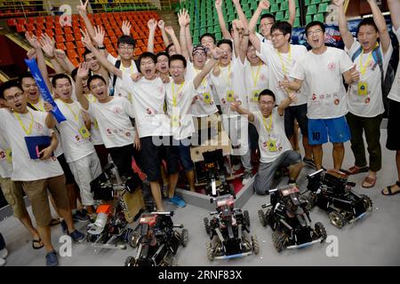 (160724) -- XI AN, 24 juillet 2016 -- des étudiants de l'Université Xi an Jiaotong acclament la victoire après une compétition de robots organisée à Xi an, dans la province du Shaanxi du nord-ouest de la Chine, le 24 juillet 2016. Au total, 17 équipes ont participé à la finale occidentale des RoboMasters2016. Les étudiants de l'Université Xi an Jiaotong ont remporté le championnat. (wyl) CHINE-XI AN-ROBOT-COMPETITION (CN) LixYibo PUBLICATIONxNOTxINxCHN 160724 Xi à juillet 24 2016 étudiants de Xi à Jiaotong University acclament la victoire après un robot Competition Hero à Xi au nord-ouest de la Chine S Shaanxi province juillet 24 2016 un total de 17 équipes ont pris Banque D'Images