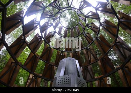 NIKOLA-LENIVETS, le 23 juillet 2016 -- le Pavillon de l'ombre est exposé lors d'un festival d'architecture paysagère appelé Archstoyanie à Nikola-Lenivets, en Russie, le 23 juillet 2016. L’événement annuel qui se tient à Nikola-Lenivets en dehors de Moscou présente des idées inédites qui pourraient redéfinir la vision des visiteurs de l’architecture. )(zcc) RUSSIA-NIKOLA-LENIVETS-ARCHSTOYANIE FESTIVAL PavelxBednyakov PUBLICATIONxNOTxINxCHN Nikola Lenivets juillet 23 2016 Art Work Shadow Pavilion EST exposé lors d'un festival d'architecture de paysage appelé Archstoyanie à Nikola Lenivets Russie juillet 23 2016 le héros de l'événement annuel à Nikola Banque D'Images