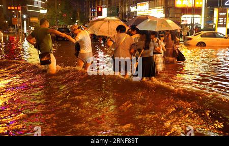 (160724) -- XI AN, 24 juillet 2016 -- les résidents pataugent sur la route Keji à Xi an, capitale de la province du Shaanxi au nord-ouest de la Chine, le 24 juillet 2016. Une tempête de pluie a frappé Xi an dimanche soir, provoquant un engorgement des eaux et des embouteillages. (wx) CHINA-XI AN-RAINSTORM (CN) TaoxMing PUBLICATIONxNOTxINxCHN 160724 Xi à juillet 24 2016 résidents Calf SUR L'engorgement de la route keji à Xi à la capitale du nord-ouest de la Chine S Shaanxi le 24 2016 juillet la pluie a frappé Xi à dimanche soir causant l'engorgement de la circulation wx Chine Xi à la pluie CN TaoxMing PUBLICATIONxNOTxINxCHN Banque D'Images