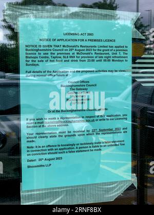 Taplow, Royaume-Uni. 1 septembre 2023. Suite à la fermeture du Evan's cycle Shop au Bishop's Centre sur la A4 Bath Road à Taplow, dans le Buckinghamshire, McDonald's a obtenu l'autorisation d'ouvrir un nouveau restaurant de restauration rapide dans l'unité de vente au détail à côté de l'actuel restaurant Bella Pasta. Un avis a été affiché dans la fenêtre concernant une demande de licence présentée par McDonalds pour servir de la nourriture entre 23:00 h et 05:00 h du lundi au dimanche. Les habitants craignent que si la licence est accordée, cela puisse signifier un comportement antisocial de la part des jeunes qui utilisent le restaurant ainsi que des déchets dans le parking. C Banque D'Images