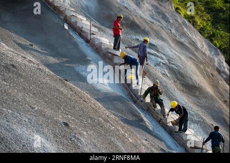 (160725) -- CHONGQING, le 25 juillet 2016 -- des travailleurs mettent en œuvre une opération d'élimination des risques sur un escarpement des zones des trois Gorges à Chongqing, dans le sud-ouest de la Chine, le 25 juillet 2016. Ces ouvriers surnommés araignée-homme ou araignée-femme des trois Gorges renforcent les escarpements de la région pour prévenir les catastrophes géologiques. )(MCG) CHINA-CHONGQING-THREE GORGES-SPIDER-MAN (CN) LiuxChan PUBLICATIONxNOTxINxCHN 160725 Chongqing juillet 25 2016 les travailleurs mettent en œuvre une opération d'élimination des risques SUR l'escarpement des trois Gorges à Chongqing Sud-Ouest de la Chine juillet 25 2016 ces travailleurs surnommés Spider Man or Spide Banque D'Images