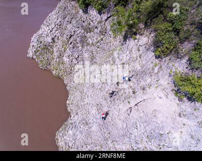 (160725) -- CHONGQING, le 25 juillet 2016 -- trois travailleurs mettent en œuvre une opération d'élimination des risques sur un escarpement des zones des trois Gorges à Chongqing, dans le sud-ouest de la Chine, le 25 juillet 2016. Ces ouvriers surnommés araignée-homme ou araignée-femme des trois Gorges renforcent les escarpements de la région pour prévenir les catastrophes géologiques. )(MCG) CHINA-CHONGQING-THREE GORGES-SPIDER-MAN (CN) LiuxChan PUBLICATIONxNOTxINxCHN 160725 Chongqing juillet 25 2016 trois travailleurs mettent en œuvre une opération d'élimination des risques SUR l'escarpement des zones des trois Gorges à Chongqing Sud-Ouest de la Chine juillet 25 2016 ces travailleurs surnommés Spider Banque D'Images