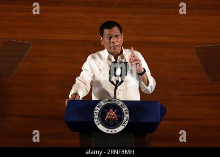 (160725) -- QUEZON CITY, le 25 juillet 2016 -- le président philippin Rodrigo Duterte prononce son discours lors du discours sur l'état de la nation à Quezon City, aux Philippines, le 25 juillet 2016. Le président philippin Rodrigo Duterte a déclaré lundi, dans son premier discours sur l'état de la nation, un cessez-le-feu unilatéral avec le Parti communiste des Philippines-Nouvelle armée populaire-Front démocratique national. (cyc) PHILIPPINES-QUEZON CITY-RODRIGO DUTERTE-CESSEZ-LE-FEU UNILATÉRAL RouellexUmali PUBLICATIONxNOTxINxCHN 160725 Quezon City juillet 25 2016 le président philippin Rodrigo Duterte prononce son discours Banque D'Images