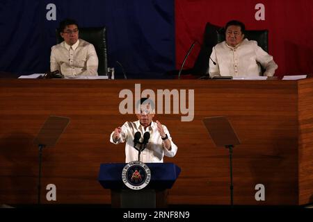 (160725) -- QUEZON CITY, le 25 juillet 2016 -- le président philippin Rodrigo Duterte (C) prend la parole lors du discours sur l'état de la nation à Quezon City, aux Philippines, le 25 juillet 2016. Le président philippin Rodrigo Duterte a déclaré lundi, dans son premier discours sur l'état de la nation, un cessez-le-feu unilatéral avec le Parti communiste des Philippines-Nouvelle armée populaire-Front démocratique national. (cyc) PHILIPPINES-QUEZON CITY-RODRIGO DUTERTE-CESSEZ-LE-FEU UNILATÉRAL RouellexUmali PUBLICATIONxNOTxINxCHN 160725 Quezon City juillet 25 2016 le président philippin Rodrigo Duterte C prend la parole pendant l'État de la Na Banque D'Images