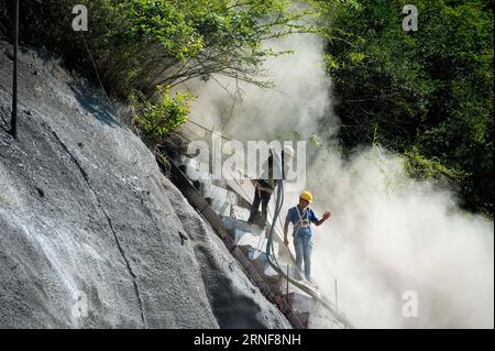 (160725) -- CHONGQING, le 25 juillet 2016 -- des ouvriers déversent du béton dans un escarpement des zones des trois Gorges à Chongqing, dans le sud-ouest de la Chine, le 25 juillet 2016. Ces ouvriers surnommés araignée-homme ou araignée-femme des trois Gorges renforcent les escarpements de la région pour prévenir les catastrophes géologiques. )(MCG) CHINA-CHONGQING-THREE GORGES-SPIDER-MAN (CN) LiuxChan PUBLICATIONxNOTxINxCHN 160725 Chongqing juillet 25 2016 les travailleurs versent du béton dans l'escarpement des zones des trois Gorges à Chongqing Sud-Ouest de la Chine juillet 25 2016 ces travailleurs surnommés Spider Man ou Spider Woman des trois Gorges renforcent l'escarpe Banque D'Images