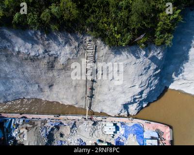 (160725) -- CHONGQING, le 25 juillet 2016 -- des travailleurs mettent en œuvre une opération d'élimination des risques sur un escarpement des zones des trois Gorges à Chongqing, dans le sud-ouest de la Chine, le 25 juillet 2016. Ces ouvriers surnommés araignée-homme ou araignée-femme des trois Gorges renforcent les escarpements de la région pour prévenir les catastrophes géologiques. )(MCG) CHINA-CHONGQING-THREE GORGES-SPIDER-MAN (CN) LiuxChan PUBLICATIONxNOTxINxCHN 160725 Chongqing juillet 25 2016 les travailleurs mettent en œuvre une opération d'élimination des risques SUR l'escarpement des trois Gorges à Chongqing Sud-Ouest de la Chine juillet 25 2016 ces travailleurs surnommés Spider Man or Spide Banque D'Images