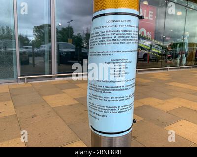 Taplow, Royaume-Uni. 1 septembre 2023. Suite à la fermeture du Evan's cycle Shop au Bishop's Centre sur la A4 Bath Road à Taplow, dans le Buckinghamshire, McDonald's a obtenu l'autorisation d'ouvrir un nouveau restaurant de restauration rapide dans l'unité de vente au détail à côté de l'actuel restaurant Bella Pasta. Un avis a été affiché dans la fenêtre concernant une demande de licence présentée par McDonalds pour servir de la nourriture entre 23:00 h et 05:00 h du lundi au dimanche. Les habitants craignent que si la licence est accordée, cela puisse signifier un comportement antisocial de la part des jeunes qui utilisent le restaurant ainsi que des déchets dans le parking. C Banque D'Images
