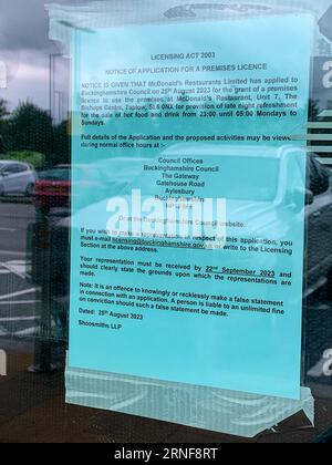 Taplow, Royaume-Uni. 1 septembre 2023. Suite à la fermeture du Evan's cycle Shop au Bishop's Centre sur la A4 Bath Road à Taplow, dans le Buckinghamshire, McDonald's a obtenu l'autorisation d'ouvrir un nouveau restaurant de restauration rapide dans l'unité de vente au détail à côté de l'actuel restaurant Bella Pasta. Un avis a été affiché dans la fenêtre concernant une demande de licence présentée par McDonalds pour servir de la nourriture entre 23:00 h et 05:00 h du lundi au dimanche. Les habitants craignent que si la licence est accordée, cela puisse signifier un comportement antisocial de la part des jeunes qui utilisent le restaurant ainsi que des déchets dans le parking. C Banque D'Images