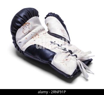 Vieux gant de boxe découpé sur blanc. Banque D'Images