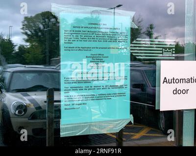 Taplow, Royaume-Uni. 1 septembre 2023. Suite à la fermeture du Evan's cycle Shop au Bishop's Centre sur la A4 Bath Road à Taplow, dans le Buckinghamshire, McDonald's a obtenu l'autorisation d'ouvrir un nouveau restaurant de restauration rapide dans l'unité de vente au détail à côté de l'actuel restaurant Bella Pasta. Un avis a été affiché dans la fenêtre concernant une demande de licence présentée par McDonalds pour servir de la nourriture entre 23:00 h et 05:00 h du lundi au dimanche. Les habitants craignent que si la licence est accordée, cela puisse signifier un comportement antisocial de la part des jeunes qui utilisent le restaurant ainsi que des déchets dans le parking. C Banque D'Images