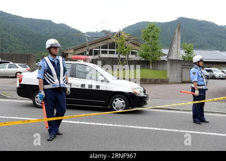 (160726) -- SAGAMIHARA, 26 juillet 2016 -- des policiers montent la garde devant le centre de soins Tsukui Yamayuri-en (jardin des lys de Tsukui) dans la ville de Sagamihara, préfecture de Kanagawa au Japon, 26 juillet 2016. Suite à une vague mortelle de coups de couteau menée par un agresseur isolé dans un établissement de soins pour personnes handicapées de la préfecture japonaise de Kanagawa à l'ouest de Tokyo, mardi matin, au petit matin, 19 personnes ont été tuées et au moins 25 autres blessées, 20 d'entre eux ont subi des blessures graves, ont déclaré la police locale et des sources d'enquête. ) (YY) JAPON-SAGAMIHARA-ATTAQUE maxping PUBLICATIO Banque D'Images