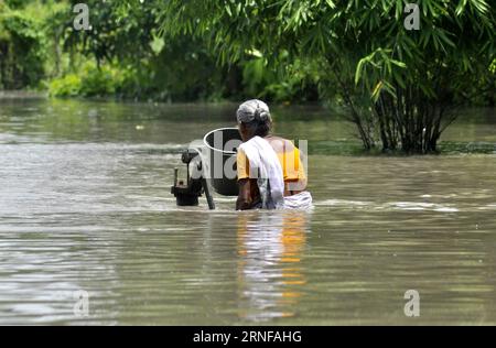 GUWAHATI, le 27 juillet 2016 -- une femme âgée tente d'aller chercher de l'eau potable à partir d'une pompe manuelle dans un village touché par les inondations dans le district de Kamrup, dans l'État d'Assam, dans le nord-est de l'Inde, le 27 juillet 2016. Une inondation massive a frappé l État d Assam, dans le nord-est de l Inde. Sur les 32 districts de l État, au moins 18 ont été submergés, touchant plus de 1,2 millions de personnes. )(axy) INDIA-ASSAM-FLOOD Stringer PUBLICATIONxNOTxINxCHN Guwahati juillet 27 2016 à des femmes âgées tente d'aller chercher de l'eau potable à partir d'une pompe à main dans un village touché par les inondations dans le district de Kamrup Nord-est de l'État indien d'Assam LE 27 2016 juillet une inondation massive Banque D'Images