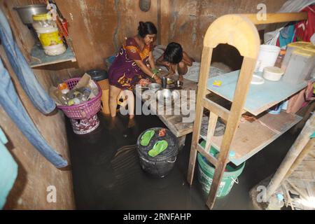 GUWAHATI, le 27 juillet 2016 -- l'eau se déverse dans une maison familiale en raison de la montée du niveau de la rivière Brahmapoutre à Guwahati, dans l'État indien d'Assam, au nord-est du pays, le 27 juillet 2016. Une inondation massive a frappé l État d Assam, dans le nord-est de l Inde. Sur les 32 districts de l État, au moins 18 ont été submergés, touchant plus de 1,2 millions de personnes. )(axy) INDIA-ASSAM-FLOOD Stringer PUBLICATIONxNOTxINxCHN Guwahati juillet 27 2016 déversement d'eau dans une maison familiale en raison de l'élévation du niveau de la rivière Brahmapoutre à Guwahati dans l'État indien nord-est de l'Assam LE 27 2016 juillet, une inondation massive a frappé l'Inde S Nord-est Sta Banque D'Images