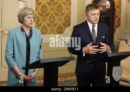 (160728)-- BRATISLAVA, le 28 juillet 2016 -- le Premier ministre slovaque Robert Fico (à droite) et son homologue britannique Theresa May assistent à une conférence de presse conjointe à Bratislava, Slovaquie, le 28 juillet 2016. La notification de l'article 50 du traité de Lisbonne n'aura pas lieu cette année, par conséquent, la présidence slovaque du Conseil de l'Union européenne (UE) a conclu un accord avec le Brexit, a déclaré jeudi le Premier ministre slovaque Robert Fico après avoir rencontré son homologue britannique Theresa May ici. Theresa May effectue sa première visite en Slovaquie depuis qu'elle est devenue première ministre britannique le 13 juillet. SLOVAQUIE-BRATISLAVA-BR Banque D'Images