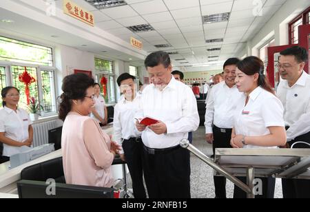 TANGSHAN, 28 juillet 2016 -- le président chinois Xi Jinping (C), qui est également secrétaire général du Comité central du Parti communiste chinois (PCC) et président de la Commission militaire centrale (CMC), s'entretient avec une femme qui a besoin de services dans le lobby des affaires gouvernementales de la communauté Xiangfuli à Tangshan, dans la province du Hebei, dans le nord de la Chine, le 28 juillet 2016. )(wjq) CHINA-HEBEI-TANGSHAN-XI JINPING-INSPECTION (CN) LanxHongguang PUBLICATIONxNOTxINxCHN Tang Shan juillet 28 2016 Président chinois Xi Jinping C qui EST ainsi secrétaire général du Comité central du PCC du Parti communiste chinois et du Chai Banque D'Images