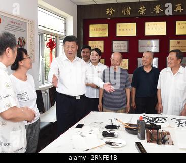 TANGSHAN, 28 juillet 2016 -- le président chinois Xi Jinping (3e L), qui est également secrétaire général du Comité central du Parti communiste chinois (PCC) et président de la Commission militaire centrale (CMC), encourage les résidents locaux qui écrivent des calligraphies et dessinent des peintures dans la salle d'activités culturelles de la communauté Xiangfuli à Tangshan, dans la province du Hebei, au nord de la Chine, le 28 juillet 2016. )(wjq) CHINA-HEBEI-TANGSHAN-XI JINPING-INSPECTION (CN) XiexHuanchi PUBLICATIONxNOTxINxCHN Tang Shan juillet 28 2016 le président chinois Xi Jinping 3rd l qui EST ainsi secrétaire général du Parti communiste de Banque D'Images