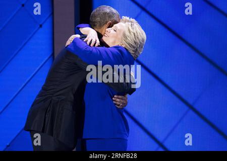 PHILADELPHIE, le 27 juillet 2016 -- la candidate démocrate américaine Hillary Clinton (à droite) embrasse le président américain Barack Obama le troisième jour de la Convention nationale démocrate américaine de 2016, au Wells Fargo Center à Philadelphie, Pennsylvanie, États-Unis, le 27 juillet 2016. CONVENTION NATIONALE États-Unis-PHILADELPHIE-DEMOCRATIQUE LixMuzi PUBLICATIONxNOTxINxCHN Philadelphie juillet 27 2016 candidat démocrate à la présidence Hillary Clinton administration r Hugs Président Barack Obama LE troisième jour de la Convention nationale démocrate des États-Unis de 2016 AU Wells Fargo Center à Philadelphie Pennsy Banque D'Images