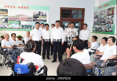 TANGSHAN, le 28 juillet 2016 -- le président chinois Xi Jinping (C), qui est également secrétaire général du comité central du Parti communiste chinois (PCC) et président de la Commission militaire centrale (CMC), regarde des patients paraplégiques chanter accompagnés d'Erhu, un instrument de musique chinois à deux cordes, au centre de réadaptation paraplégique de la ville de Tangshan, province du Hebei, dans le nord de la Chine, le 28 juillet 2016. )(wjq) CHINA-HEBEI-TANGSHAN-XI JINPING-INSPECTION (CN) XiexHuanchi PUBLICATIONxNOTxINxCHN Tang Shan juillet 28 2016 Président chinois Xi Jinping C qui EST ainsi secrétaire général du Parti communiste Banque D'Images