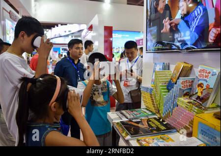 (160729) -- BAOTOU, 28 juillet 2016 -- les enfants lisent avec des lunettes en utilisant la technologie de réalité virtuelle lors de la 26e exposition nationale du livre à Baotou, dans la région autonome de Mongolie intérieure du nord de la Chine, le 28 juillet 2016. L'expo de trois jours, qui a débuté ici jeudi, a attiré de nombreux exposants utilisant de nouvelles technologies comme la réalité augmentée et la réalité virtuelle. )(wjq) CHINA-INNER MONGOLIA-BOOK EXPO (CN) LianxZhen PUBLICATIONxNOTxINxCHN 160729 Baotou juillet 28 2016 enfants ont lu avec des lunettes en utilisant la technologie de réalité virtuelle lors de la 26e exposition nationale de livre à Baotou Nord Chine S Inner Mongolia autonome Banque D'Images