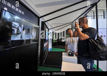 Buchmesse à Baotou, Chine (160729) -- BAOTOU, le 29 juillet 2016 -- un homme lit avec des lunettes en utilisant la technologie de réalité virtuelle lors de la 26e exposition nationale du livre à Baotou, dans la région autonome de Mongolie intérieure du nord de la Chine, le 29 juillet 2016. L'expo de trois jours, qui a débuté ici jeudi, a attiré de nombreux exposants utilisant de nouvelles technologies comme la réalité augmentée et la réalité virtuelle. )(wjq) CHINA-INNER MONGOLIA-BOOK EXPO (CN) LianxZhen PUBLICATIONxNOTxINxCHN Foire du livre à Baotou Chine 160729 Baotou juillet 29 2016 un homme lit avec des lunettes en utilisant la technologie de réalité virtuelle lors de la 26e exposition nationale du livre Banque D'Images