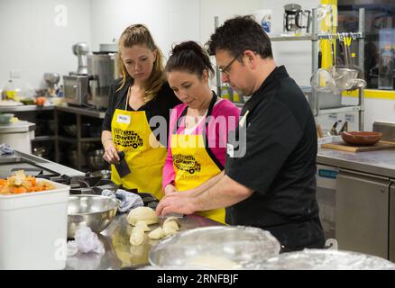 (160729) -- SYDNEY, 29 juillet 2016 -- une photo prise le 8 juillet 2016 montre un personnel d'OzHarvest enseignant à des bénévoles la cuisine afin qu'OzHarvest puisse fournir des aliments cuisinés à Sydney, en Australie. OzHarvest agit comme intermédiaire, ramassant et livrant les surplus de nourriture donnés dans plus de 2 000 cafés, boulangeries et supermarchés à plus de 800 organismes caritatifs à travers l'Australie qui aident les plus démunis du pays. Les Australiens eux-mêmes jettent jusqu'à 10 milliards de dollars australiens (7,49 milliards de dollars américains) de produits chaque année, mais les pays défavorisés souffrent encore de la faim. OzHarvest Banque D'Images