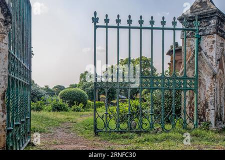 09 27 2005 ancienne porte de cimetière vintage au complexe de résidence à Lucknow, Uttar Pradesh Inde Asie. Banque D'Images