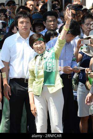 (160731) -- TOKYO, 31 juillet 2016 -- l'ancien ministre de la Défense du Japon, Yuriko Koike (front), assiste à une campagne électorale à Tokyo, capitale du Japon, le 30 juillet 2016. L'ancien ministre de la Défense Yuriko Koike est prêt à gagner la course de gouverneur de Tokyo dimanche, ont montré des sondages de sortie par les médias locaux. L'ancienne présentatrice de télévision de 64 ans deviendra la première femme gouverneur de Tokyo. ) (syq) JAPON-TOKYO-YURIKO KOIKE-PREMIÈRE FEMME GOUVERNEUR MaxPing PUBLICATIONxNOTxINxCHN 160731 Tokyo juillet 31 2016 Japon S anciens ministres de la Défense le Front Yuriko Koike assiste à la campagne ÉLECTORALE à Tokyo capitale du Japon LE 30 20 juillet Banque D'Images