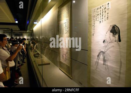 (160731) -- KAOHSIUNG, 31 juillet 2016 -- les gens regardent les peintures de Chang Dai-chien lors de l'exposition Une rencontre de maîtres au centre commémoratif du Bouddha FO Guang Shan à Kaohsiung, dans le sud-est de la Chine Taiwan, le 31 juillet 2016. L'exposition présentait des œuvres de peinture de Chang Dai-chien et des œuvres de calligraphie de Maître Hsing Yun. )(mcg) CHINA-KAOHSIUNG-FO GUANG SHAN-EXPOSITION DE PEINTURE ET DE CALLIGRAPHIE (CN) SongxZhenping PUBLICATIONxNOTxINxCHN 160731 Kaohsiung juillet 31 2016 des célébrités regardent LES peintures de Chang Dai chien pendant l'exposition une rencontre de maîtres AU for Guang Shan Buddha Memorial CEN Banque D'Images