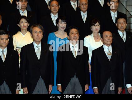 (160803) -- TOKYO, 3 août 2016 -- le Premier ministre japonais Shinzo Abe (2e R, Front) et des ministres du cabinet posent lors d'une séance photo à la résidence officielle d'Abe à Tokyo, capitale du Japon, le 3 août 2016. Le Premier ministre japonais Shinzo Abe, lors d'un remaniement ministériel mercredi, a conservé près de la moitié de ses ministres à leurs postes actuels, bien qu'il ait nommé de manière controversée Tomomi Inada, l'ancien chef du Conseil de recherche politique du Parti libéral démocrate au pouvoir, pour assumer le portefeuille du ministre de la Défense en remplacement du Gen Nakatani. (lr) JAPON-TOKYO-CABINET-REMANIEMENT MaxPing PUBLICATIONx Banque D'Images