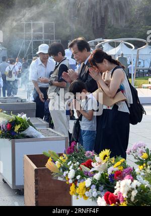 (160806) -- HIROSHIMA, le 6 août 2016 -- les gens pleurent les victimes des bombardements atomiques au Parc Momorial de la paix à Hiroshima, Japon, le 6 août 2016. Hiroshima, la ville qui a subi les bombardements atomiques américains en 1945 pendant la Seconde Guerre mondiale, a commémoré le 71e anniversaire du bombardement samedi au Peace Memorial Park de la ville. (syq) JAPON-HIROSHIMA-BOMBARDEMENT ATOMIQUE-71e ANNIVERSAIRE-COMMÉMORATION MaxPing PUBLICATIONxNOTxINxCHN Hiroshima août 6 2016 célébrités Morne victimes des bombardements atomiques AU Parc Momorial de la paix à Hiroshima Japon LE 6 2016 août Hiroshima la ville Thatcher a souffert U S Banque D'Images