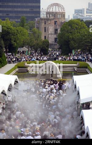 (160806) -- HIROSHIMA, le 6 août 2016 -- des personnes assistent à une commémoration pour pleurer les victimes des bombardements atomiques au Parc Momorial de la paix à Hiroshima, au Japon, le 6 août 2016. Hiroshima, la ville qui a subi les bombardements atomiques américains en 1945 pendant la Seconde Guerre mondiale, a commémoré le 71e anniversaire du bombardement samedi au Peace Memorial Park de la ville. (syq) JAPON-HIROSHIMA-BOMBARDEMENT ATOMIQUE-71e ANNIVERSAIRE-COMMÉMORATION MaxPing PUBLICATIONxNOTxINxCHN Hiroshima août 6 2016 des célébrités assistent à la commémoration des victimes Morne des bombardements atomiques AU Parc Momorial de la paix à Hiroshima Japon ON Banque D'Images