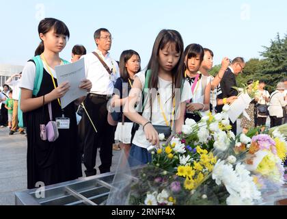 (160806) -- HIROSHIMA, 6 août 2016 -- des gens font des bouquets pour pleurer les victimes des bombardements atomiques au Parc Momorial de la paix à Hiroshima, Japon, le 6 août 2016. Hiroshima, la ville qui a subi les bombardements atomiques américains en 1945 pendant la Seconde Guerre mondiale, a commémoré le 71e anniversaire du bombardement samedi au Peace Memorial Park de la ville. (syq) JAPON-HIROSHIMA-BOMBARDEMENT ATOMIQUE-71e ANNIVERSAIRE-COMMÉMORATION MaxPing PUBLICATIONxNOTxINxCHN Hiroshima août 6 2016 des célébrités déposent des bouquets à Morne victimes des bombardements atomiques AU Parc Momorial de la paix à Hiroshima Japon LE 6 2016 août Hiroshim Banque D'Images