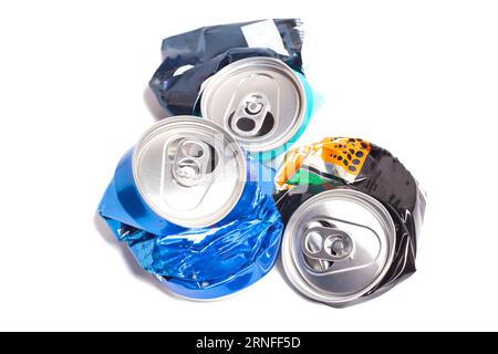Vider les canettes froissées de boisson énergisante ou de bière. Banque D'Images