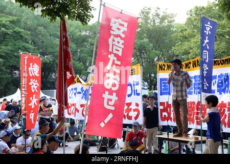 (160806) -- HIROSHIMA (JAPON), 6 août 2016 -- des personnes assistent à une manifestation près du Parc Momorial de la paix à Hiroshima, Japon, le 6 août 2016. Hiroshima, la ville qui a subi les bombardements atomiques américains en 1945 pendant la Seconde Guerre mondiale, a commémoré le 71e anniversaire du bombardement samedi au Peace Memorial Park de la ville. Environ 1 000 personnes de tout le pays se sont rassemblées autour du parc tôt samedi matin, protestant contre la présence du Premier ministre japonais Shinzo Abe à la cérémonie et ses politiques avisées, y compris les projets de loi controversés sur la sécurité.) (LR) JAPON-HIROSHIMA-NOMENCLATURE ATOMIQUE Banque D'Images