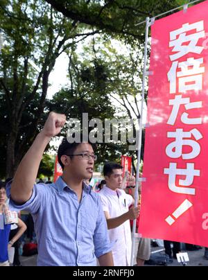 (160806) -- HIROSHIMA (JAPON), 6 août 2016 -- des personnes assistent à une manifestation près du Parc Momorial de la paix à Hiroshima, Japon, le 6 août 2016. Hiroshima, la ville qui a subi les bombardements atomiques américains en 1945 pendant la Seconde Guerre mondiale, a commémoré le 71e anniversaire du bombardement samedi au Peace Memorial Park de la ville. Environ 1 000 personnes de tout le pays se sont rassemblées autour du parc tôt samedi matin, protestant contre la présence du Premier ministre japonais Shinzo Abe à la cérémonie et ses politiques avisées, y compris les projets de loi controversés sur la sécurité.) (LR) JAPON-HIROSHIMA-NOMENCLATURE ATOMIQUE Banque D'Images