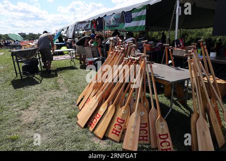 (160808) -- NEW YORK, 8 août 2016 -- les membres d'une équipe de bateaux-dragons prennent un repos et déjeunent pendant le Hong Kong Dragon Boat Festival à New York (HKDBF-NY) qui s'est tenu à Corona Park de New York, aux États-Unis, le 7 août 2016. Une série d'activités, y compris un défilé, des spectacles et une compétition de bateaux-dragons, ont eu lieu pendant le festival multiculturel et l'événement sportif de deux jours qui a débuté samedi. Un nombre record de plus de 200 équipes ont participé au gala cette année. (YY) US-NEW YORK-HONG KONG DRAGON BOAT FESTIVAL wangxying PUBLICATIONxNOTxINxCHN 160808 New York août 8 2016 Meb Banque D'Images