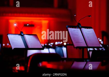 The music sheets on display stands in a dimly lit concert hall Banque D'Images