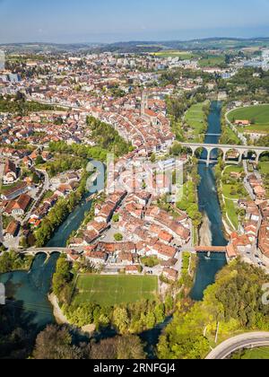 Vue aérienne de la vieille ville de Fribourg et du méandre sinueux de la rivière Sarine, Suisse. Banque D'Images