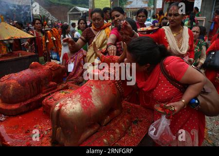 (160809) -- BHAKTAPUR, 8 août 2016 -- des dévots hindous font des prières sur Shrawan Somvar au temple de Doleshwor Mahadev à Bhaktapur, Népal, 8 août 2016. Shrawan Somvar (lundi) est considéré comme propice pour les femmes hindoues d'offrir la prière au Seigneur Shiva pour la vie longue et prospère pour leurs maris. )(zy) NEPAL-BHAKTAPUR-SHRAWAN SOMVAR-PRAYERS SunilxSharma PUBLICATIONxNOTxINxCHN 160809 Bhaktapur août 8 2016 les dévots hindous OFFRENT des prières SUR Shrawan Somvar AU temple Mahadev à Bhaktapur Népal août 8 2016 Shrawan Somvar lundi EST considéré comme un bon augure pour les femmes hindoues pour OFFRIR LA prière AU Seigneur Shiva Banque D'Images