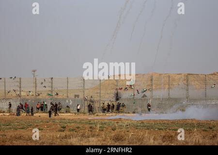 Gaza, Gaza, Palestine. 1 septembre 2023. Des bombes lacrymogènes tombent sur les manifestants à la frontière (crédit image : © Saher Alghorra/ZUMA Press Wire) À USAGE ÉDITORIAL SEULEMENT! Non destiné à UN USAGE commercial ! Banque D'Images