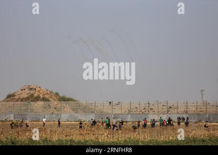 Gaza, Gaza, Palestine. 1 septembre 2023. Des bombes lacrymogènes tombent sur les manifestants (image de crédit : © Saher Alghorra/ZUMA Press Wire) À USAGE ÉDITORIAL SEULEMENT! Non destiné à UN USAGE commercial ! Banque D'Images