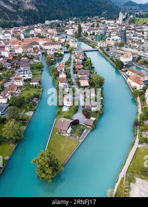 Interlaken, Suisse - 17 juin 2022 : vue aérienne de la ville d'Interlaken en Suisse. Interlaken est l'un des loisirs les plus populaires et touri Banque D'Images
