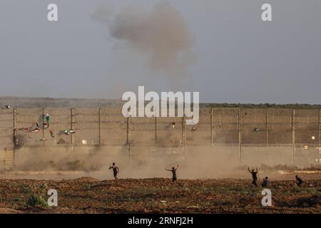 Gaza, Gaza, Palestine. 1 septembre 2023. Des jeunes Palestiniens font exploser un engin piégé près de la barrière de séparation (image de crédit : © Saher Alghorra/ZUMA Press Wire) À USAGE ÉDITORIAL SEULEMENT! Non destiné à UN USAGE commercial ! Banque D'Images