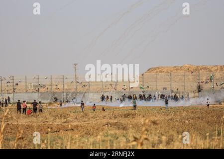 Gaza, Gaza, Palestine. 1 septembre 2023. Les manifestants palestiniens fuient après avoir été utilisés avec des bombes lacrymogènes (crédit image : © Saher Alghorra/ZUMA Press Wire) À USAGE ÉDITORIAL SEULEMENT! Non destiné à UN USAGE commercial ! Banque D'Images